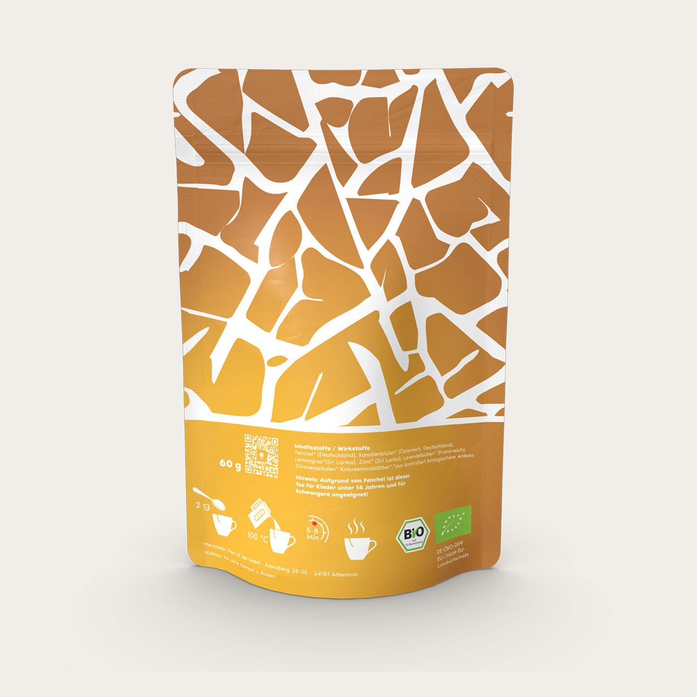 Design der Rückseite der 7TEA® Bio Feine Kamille Tee Verpackung mit Inhaltsstoffangaben und Bio-Siegel, auf einem Hintergrund, der an Kamillenblüten erinnert, unterstreicht die natürlichen und biologischen Eigenschaften des Produkts.