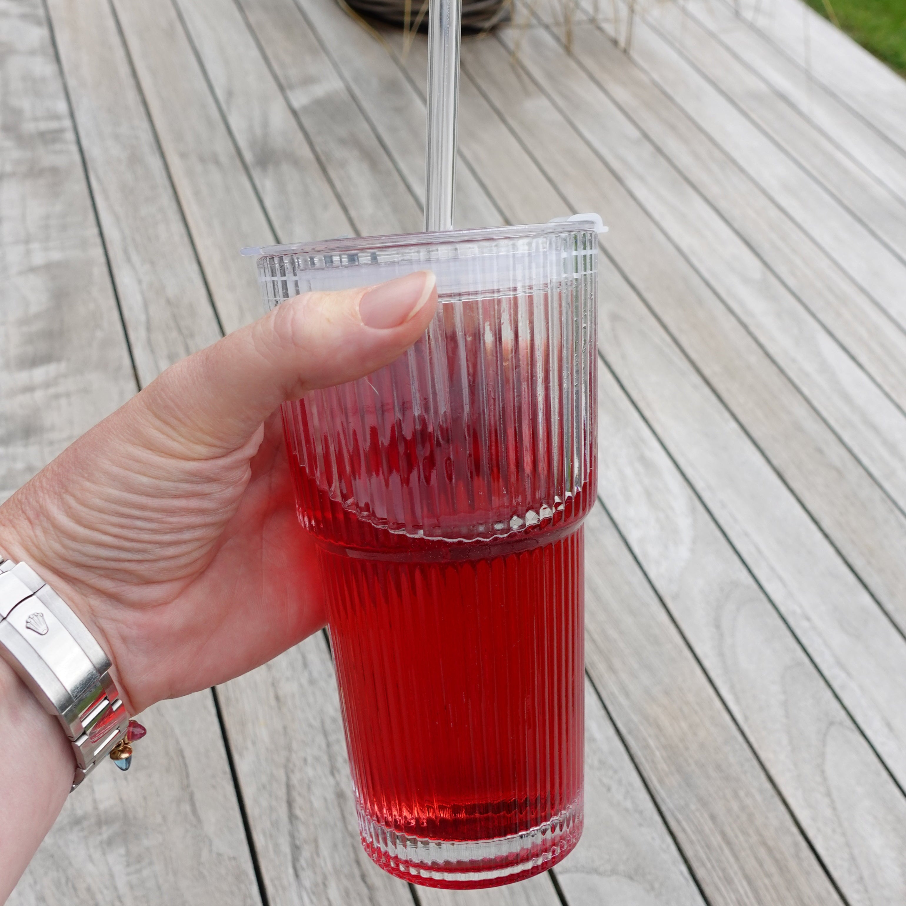 Stylisches Trinkglas mit Strohhalm und Deckel - 600 ml