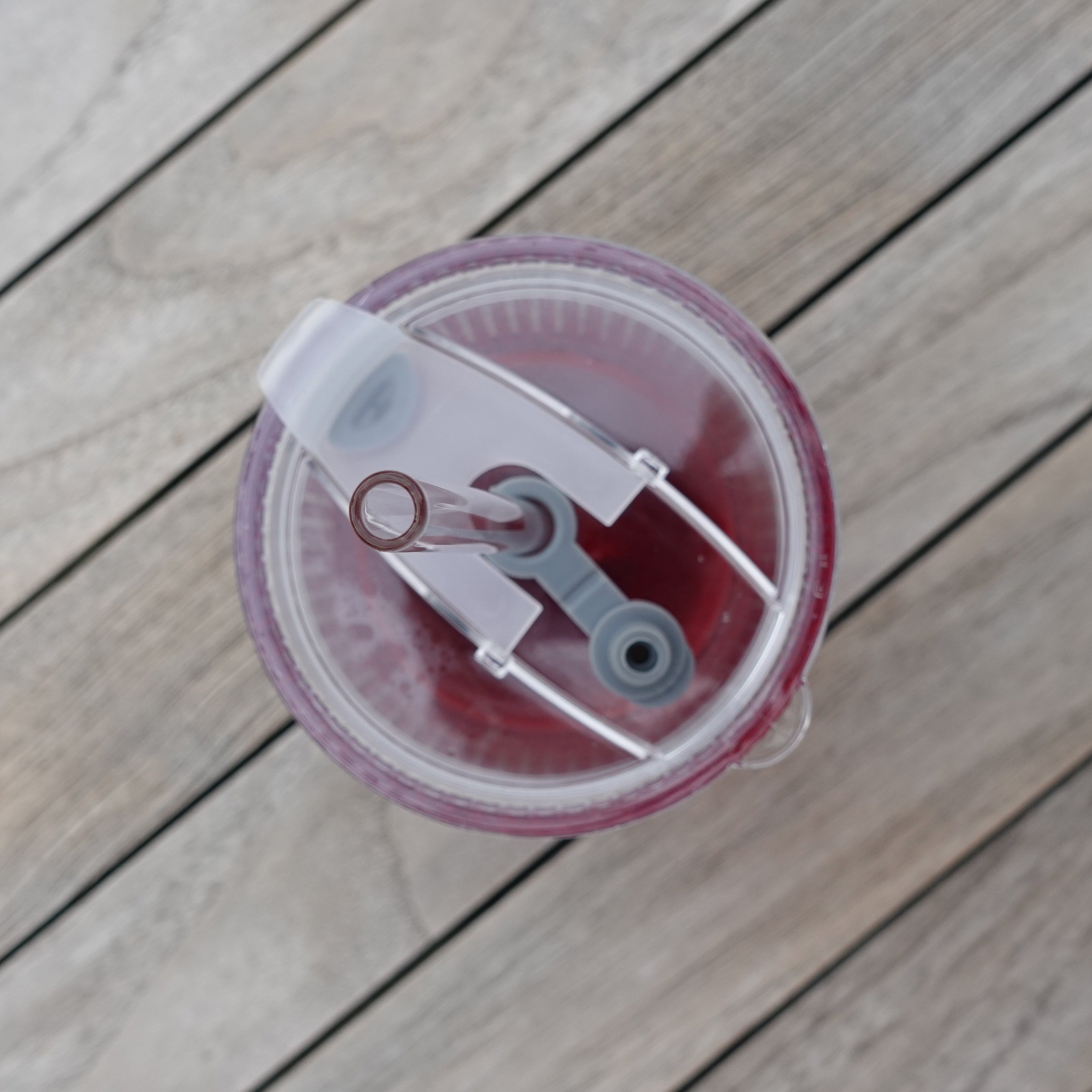 Stylisches Trinkglas mit Strohhalm und Deckel - 600 ml
