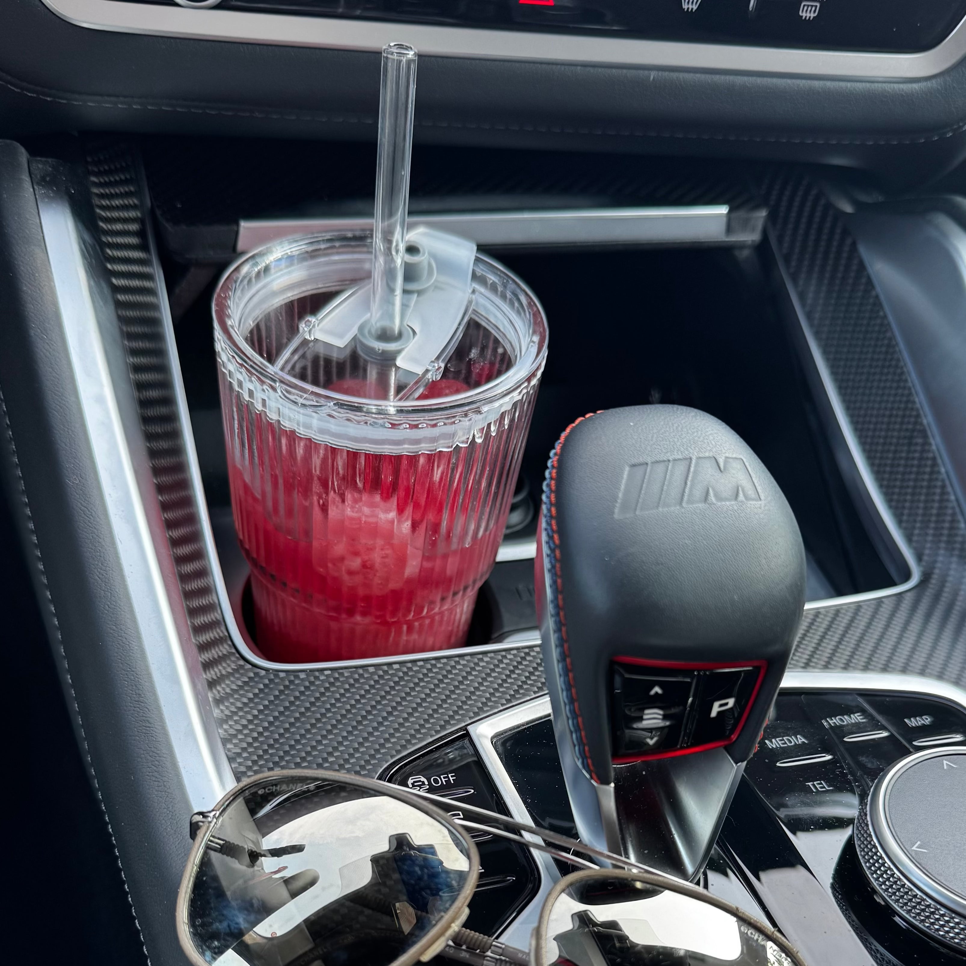 Stylisches Trinkglas mit Strohhalm und Deckel - 600 ml